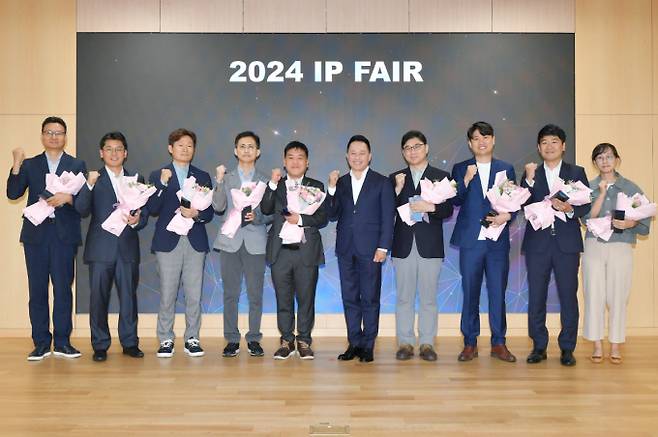 삼성SDI가 지난 21일 기흥 본사에서 'IP Fair' 행사를 개최했다. 사진은 최윤호 삼성SDI 사장(오른쪽에서 다섯번째)과 'IP Fair' 수상자들의 단체 기념사진. /사진=삼성SDI 제공