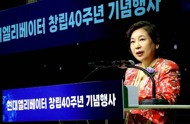 현정은 현대그룹 회장이 22일 현대엘리베이터 창립 40주년 기념행사에 참석해 지속 성장을 강조했다. 사진은 기념사를 발표하는 현 회장. /사진=현대엘리베이터 제공