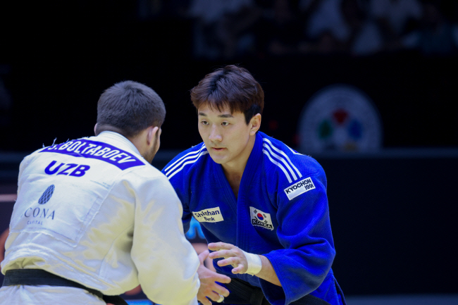 이준환(오른쪽)이 21일 밤(한국시간) UAE 아부다비의 무바달라 아레나에서 열린 세계유도선수권대회 남자 81㎏급 동메달 결정전에 출전해 샤로피딘 볼타보예프(우즈베키스탄)와 깃 싸움을 펼치고 있다.  대한유도회 제공