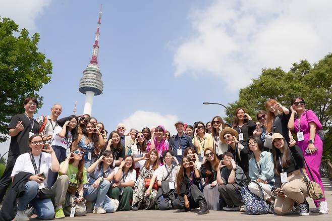 지독한 한국사랑이라는 공통점을 가진 외국인 49명이 한국관광공사 초청으로 한국 3개 도시를 여행중이다.