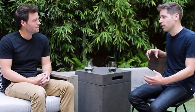2016년 당시 Y 콤비네이션 사장이었던 샘 올트먼 오픈AI 최고경영자를 남동생인 잭 올트먼이 인터뷰하고 있다. [Y 콤비네이션 유튜브 화면 갈무리]