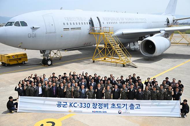 KC-330 창정비 초도기 출고식에 참석한 관계자들이 기념 촬영을 하는 모습. [대한항공 제공]