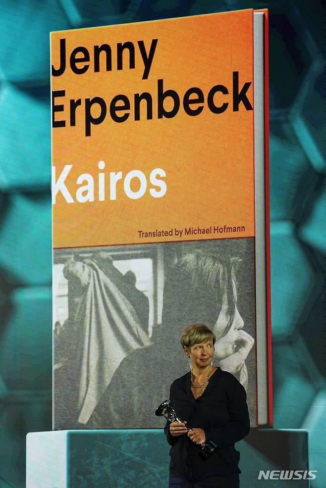 [런던=AP/뉴시스] 독일 소설가 예니 에르펜벡이 21일(현지시간) 영국 런던최고 권위 문학상 부커상 수상 후 감격하고 있다. 2024.05.22.