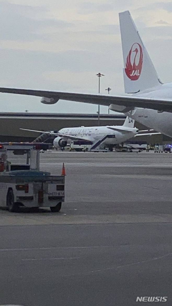 [방콕=AP/뉴시스] 싱가포르항공 SQ321편 보잉 777-300ER 항공기가 21일(현지시각) 태국 방콕 수완나품 국제공항에 비상 착륙 해 있다. 2024.05.22.