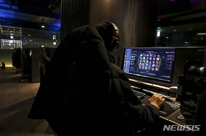 [서울=뉴시스]지난해 2월6일 오전 서울시내 PC방을 찾은 시민들이 컴퓨터를 하고 있다. 2024.05.22.