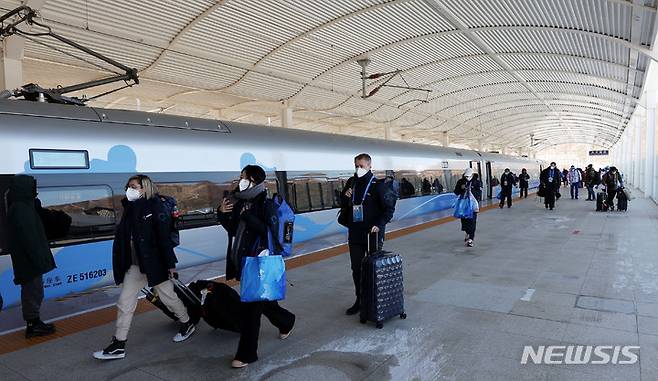 [장자커우=뉴시스] 2022년 2월 5일 중국 허베이성 장자커우 타이쯔청 역에서 미디어 관계자들이 고속열차에 내려 2022 베이징 동계올림픽 취재를 위해 이동하고 있다. 2024.05.22.