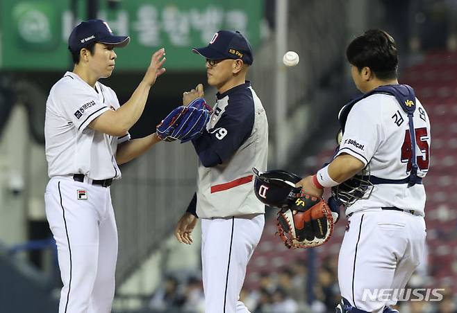 [서울=뉴시스] 김진아 기자 = 22일 서울 송파구 잠실야구장에서 열린 서울 송파구 잠실야구장에서 열린 2024 KBO리그 SSG 랜더스와 두산 베어스의 경기, 5회초 2사 1,3루 두산 선발투수 김민규가 포수 김기연과 대화하고 있다. 2024.05.22. bluesoda@newsis.com