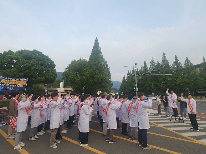 [창원=뉴시스]22일 경남도의사회 회원들이 경남도청 앞에서 의대증원 반대 집회를 열고 있다. 2024.05.22.(사진=경남도의사회 제공) photo@newsis.com *재판매 및 DB 금지