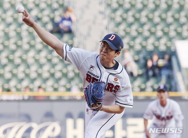 [서울=뉴시스] 김진아 기자 = 22일 서울 송파구 잠실야구장에서 열린 서울 송파구 잠실야구장에서 열린 2024 KBO리그 SSG 랜더스와 두산 베어스의 경기, 두산 선발 김민규가 역투하고 있다. 2024.05.22. bluesoda@newsis.com