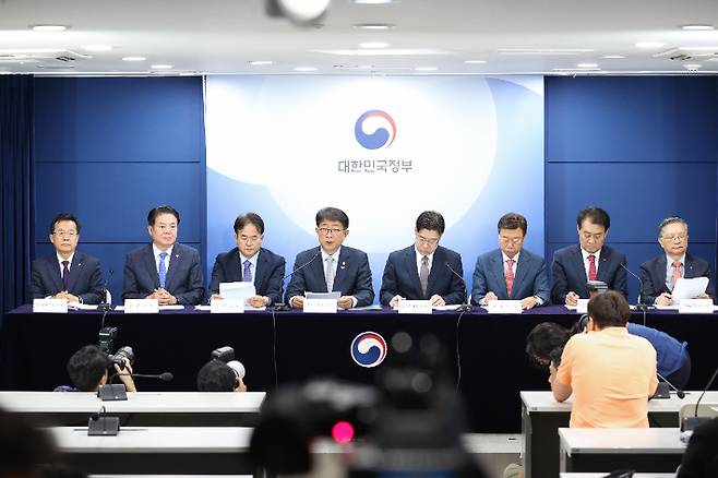 박상우 국토교통부 장관(왼쪽 네번째)가 22일 정부서울청사에서 지자체장단과 함께 1기 신도시 선도지구 선정 계획을 발표하고 있다. 국토교통부 제공