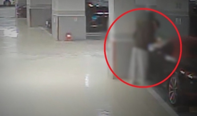 서울의 한 아파트 지하주차장에서 전화번호를 수집하던 남성들이 경찰에 붙잡혔다. 경찰청 유튜브 캡처