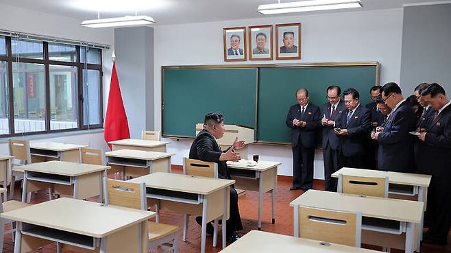 학교 교실 칠판 위에 나란히 걸린 김정은 위원장, 김일성 주석, 김정일 국방위원장의 초상화