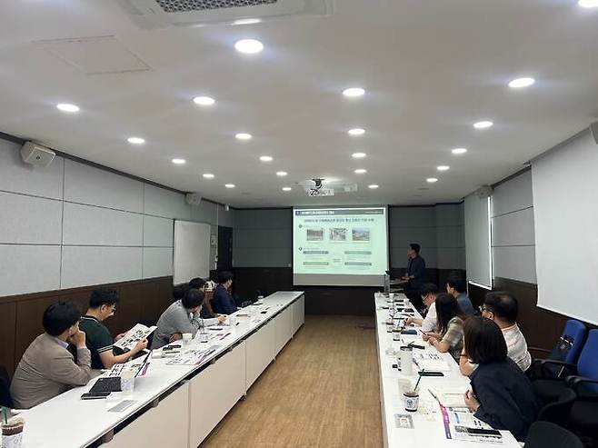 부산과 광주가 공동 개최한 기술세미나에 참석한 소·부·장 관계자들이 전기차 및 미래차 핵심 부품 개발에 대해 논의하고 있다. 부산테크노파크 제공