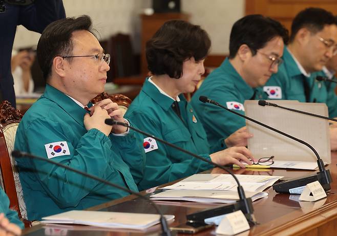 조규홍 보건복지부 장관이 22일 서울 종로구 정부서울청사에서 의사집단행동 중앙재난안전대책본부 회의에 참석해 있다. 연합뉴스