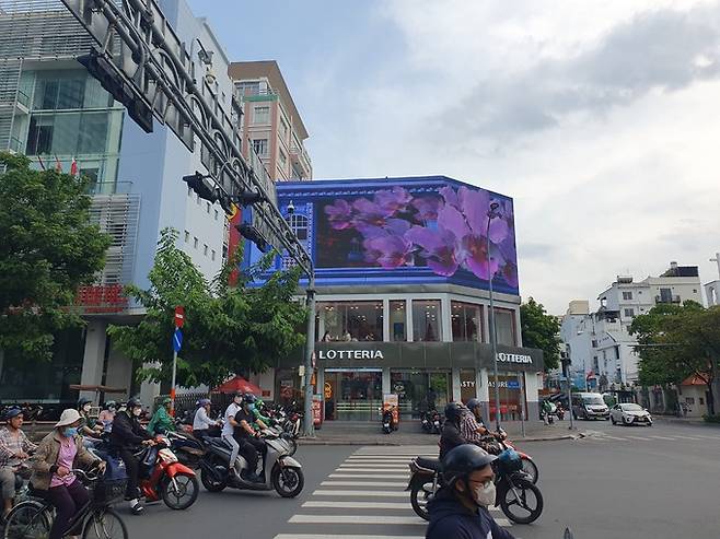 베트남 명문 인문사회과학대학 앞에 위치한 롯데리아 점포. 베트남에서 유일하게 개인, 친구 단위 고객이 많은 점포다. 