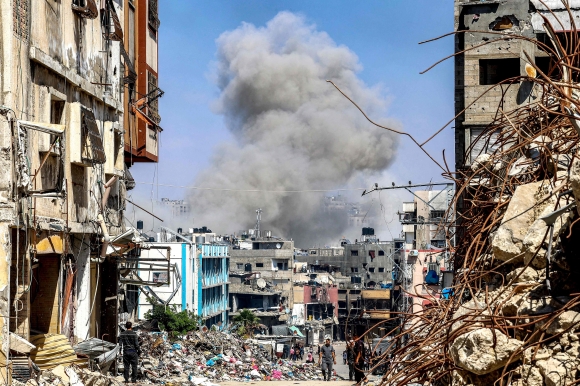 자발리아 폭격 - 2024년 5월 14일(현지시간) 이스라엘과 팔레스타인 무장정파 하마스 간의 분쟁이 계속되고 있는 가운데 가자지구 북부 자발리아에서 이스라엘군의 폭격으로 연기 기둥이 솟아오르고 있다. / 사진=AFP 연합뉴스