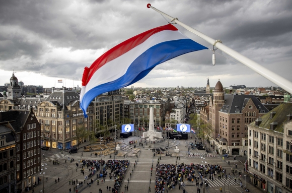 네덜란드 암스테르담 광장에 네덜란드 국기가 나부끼고 있다. 암스테르담 EPA 연합뉴스