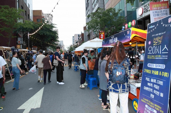 지난해 신림동 별빛거리 축제에서 먹거리 부스와 플리마켓을 즐기고 있는 시민들.   관악구 제공