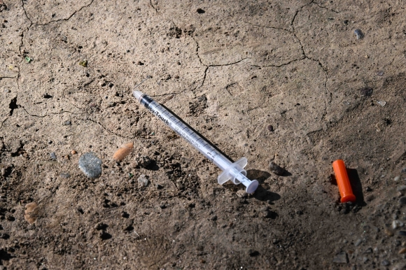 켄싱턴 거리 100m 거리에 위치한 멕퍼슨 스퀘어 공원 바닥에 마약 투약에 사용된 주사기가 곳곳에 버려져 있다.