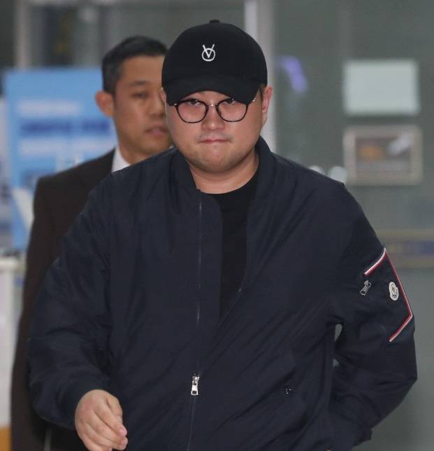 '음주 뺑소니' 혐의를 받는 트로트 가수 김호중이 21일 오후 서울 강남경찰서에서 조사를 마친 뒤 차량으로 이동하고 있다. 연합뉴스