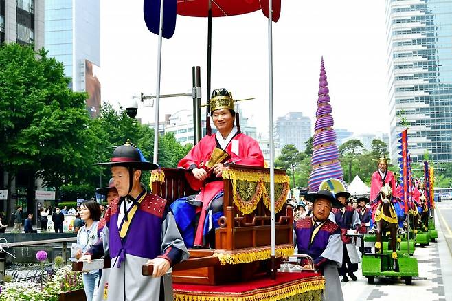 조현일 경산시장이 단오제 홍보를 위해 서울 청계광장에서 호장행렬 퍼포먼스를 선 보이고 있다.