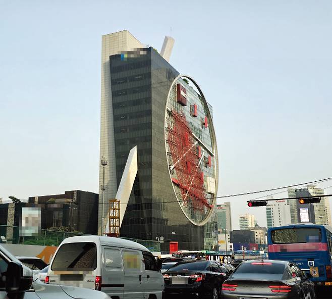 건물 왼편 아래에서 상단으로 꿰뚫는 듯한 모양의 벡터 구조물로 유명한 서울 삼성동 HDC현대산업개발 사옥. [안영배 제공]