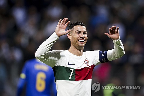 포르투갈 축구대표팀은 오는 6월 독일에서 열리는 2024 UEFA 유럽축구선수권 대회를 앞두고 대회에 참가할 선수단 26인을 발표했다. 명단엔 올해로 39세인 전설적인 공격수 크리스티아누 호날두도 포함됐다. 마흔을 앞둔 호날두는 올시즌 사우디아라비아 알나스르에서 41경기 출전핸 42골을 터트리며 대표팀 승선에 성공했다. 유로 2004부터 꾸준히 대회에 참석해 온 호날두는 이번 유로 2024 본선에 출전할 경우 전무후무한 유로 6회 출전을 달성하게 된다. 연합뉴스