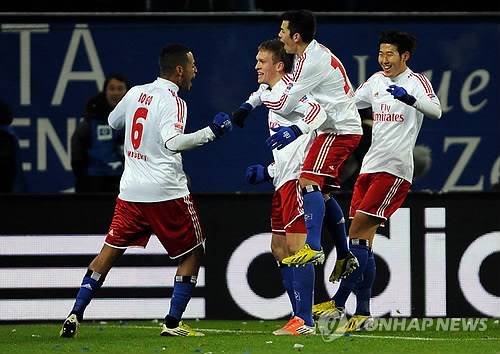 손흥민이 21일(한국시간) 호주 멜버른에 있는 멜버른 크리켓 스타디움에서 진행된 토트넘 홋스퍼의 오픈 트레이닝 행사를 앞두고 전 소속팀 함부르크 동료 톨가이 아슬란(33)과 재회했다. 토트넘은 오는 22일 오후 6시 45분 이곳에서 뉴캐슬 유나이티드와 시즌 종료 후 친선 경기를 갖는다. 손흥민은 이날 오픈 트레이닝 이후 함부르크 시절 절친 아슬란과 포옹했다. 연합뉴스