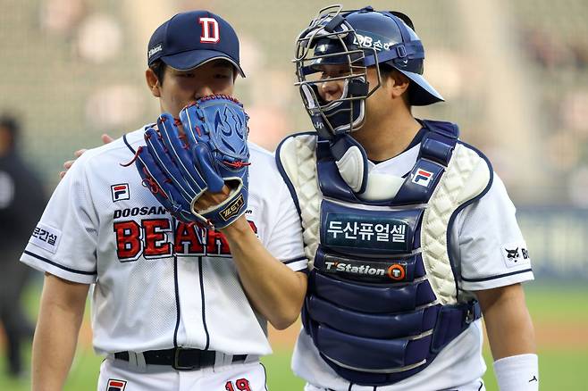 22일 서울 잠실구장에서 열린 2024 신한 SOL Bank KBO리그 SSG 랜더스와 두산 베어스의 경기, 두산이 3-1 승리를 거두고 3연승을 달성했다. 두산 선발투수 김민규는 5이닝 무실점 호투로 팀 승리의 발판을 마련했다. 두산 베어스