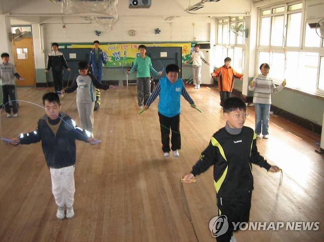 초등학교 학교생활 [촬영 조보희]초등학교 학교생활
    (서울=연합뉴스) 조보희 기자 = 초등학교 학생들이 학교에서 줄넘기를 하고 있다. 2008.4.5