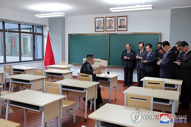 북한 김정은, 완공된 당 중앙간부학교 방문 (평양 조선중앙통신=연합뉴스) 조선중앙통신은 김정은 북한 국무위원장이 지난 21일 금수산지구 노동당 중앙간부학교 준공식에 참석해 기념 연설을 했다고 22일 보도했다.2024.5.22 
    [국내에서만 사용가능. 재배포 금지. For Use Only in the Republic of Korea. No Redistribution] nkphoto@yna.co.kr