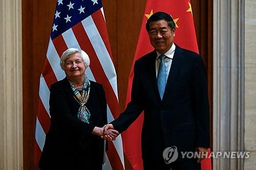 지난 7월 베이징에서 허리펑 중국 부총리를 만나는 재닛 옐런 미국 재무장관(왼쪽)
[로이터 연합뉴스 자료사진. 재판매 및 DB 금지]