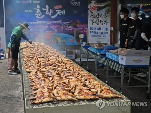 저렴해진 춘향제 먹거리 만들기 분주 [연합뉴스 자료사진]