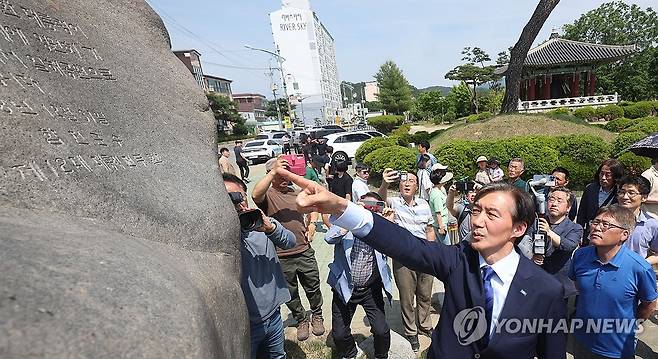 일해공원 표지석 (합천=연합뉴스) 김동민 기자 = 조국 조국혁신당 대표가 22일 오후 경남 합천군 합천읍 일해공원 입구에서 '일해공원 명칭 변경 촉구' 입장문 발표 후 표지석 뒷면에 손으로 가리키고 있다.
일해공원은 합천 출신 전직 대통령 고 전두환 씨의 호다. 2024.5.22 image@yna.co.kr