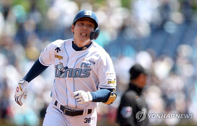 김성욱 3루타 (창원=연합뉴스) 김동민 기자 = 19일 경남 창원NC파크에서 열린 2024 KBO 리그 KIA 타이거즈 대 NC 다이노스 경기. 2회 말 1사 주자가 없는 상황 NC 6번 김성욱이 안타를 치고 3루로 향하고 있다. 2024.5.19 image@yna.co.kr