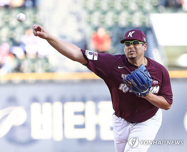 후라도의 역투 (서울=연합뉴스) 류영석 기자 = 16일 서울 잠실야구장에서 열린 2024 KBO 프로야구 키움 히어로즈와 LG 트윈스의 경기.
    1회말 키움 선발 후라도가 역투하고 있다. 2024.5.16 ondol@yna.co.kr