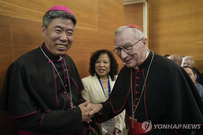 중국 상하이 교구장인 선빈 주교와 악수하는 파롤린 교황청 국무원장 [AP 연합뉴스 자료사진 재판매 및 DB 금지]