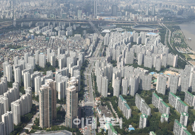 서울 송파구 롯데월드타워에서 바라본 아파트 단지 전경. (사진=연합뉴스)