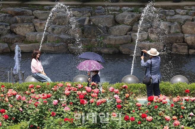 전국 대부분 지역에서 낮 기온이 25도 이상으로 무더운 날씨를 보인 지난 22일 서울 중랑구 중랑장미공원에서 시민들이 사진을 찍고 있다.(사진=이영훈 기자)