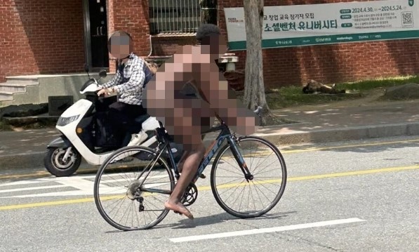 전남의 한 대학교에서 해당학교 학생인 외국인 남성이 발가벗은 몸으로 자전거를 탄 사진이 화제가 된 가운데, 사연의 흑인 학생이 조현병 증상을 보인 것으로 전해졌다. [사진=온라인커뮤니티 캡처]