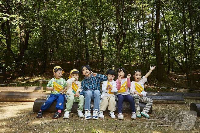 KCC 직장어린이집 어린이들이 강남 해찬솔 유아숲체험원에서 기념사진을 찍고 있다.(KCC 제공)
