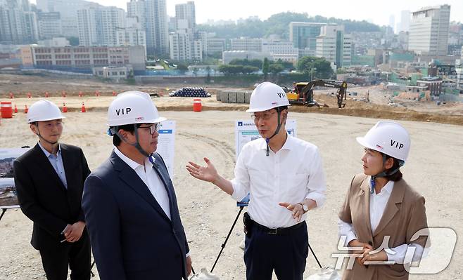 한덕수 국무총리가 22일 서울 동작구 흑석 재정비촉진지구에서 나경원 국민의힘 서울 동작을 당선인, 박일하 동작구청장과 함께 현장을 점검하고 있다. 2024.5.22/뉴스1 ⓒ News1 김명섭 기자