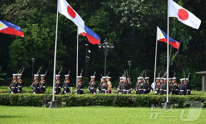 필리핀 마닐라 호세 리잘 기념비에서 열린 헌화식에 해병들이 필리핀 국기와 일장기를 들고 행진하고 있다. 2023.11.03/ ⓒ AFP=뉴스1 ⓒ News1 권진영 기자