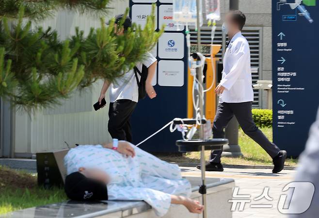 21일 서울의 한 대학병원에서 환자와 의료진이 오가고 있다.  2024.5.21/뉴스1 ⓒ News1 이동해 기자