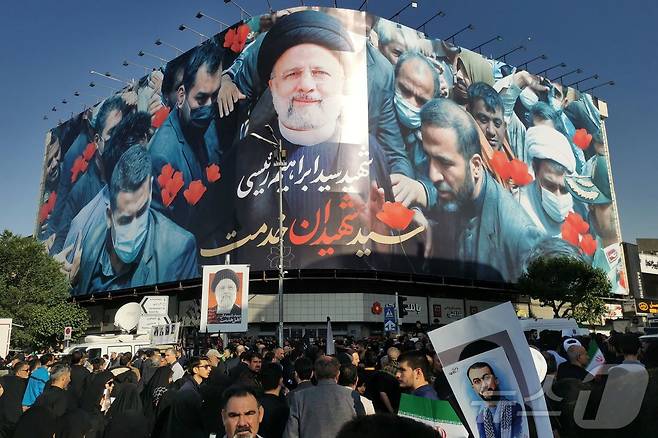 22일(현지시간) 이란 테헤란에서 헬기 추락사한 에브라힘 라이시 대통령의 장례식에 조문객들이 가득 모였다. 2024.05.22/ ⓒ AFP=뉴스1 ⓒ News1 권진영 기자