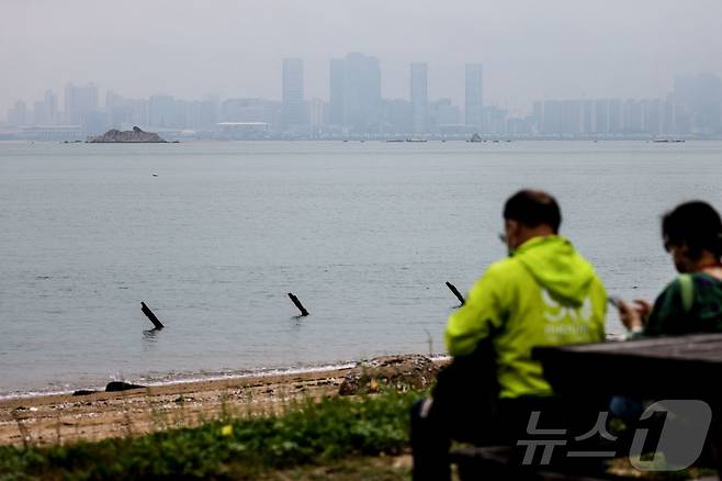 관광객들이 23일 대만 진먼 솽커우 해변에서 중국 도시 샤먼을 바라보고 있다.  2024.05.23 ⓒ AFP=뉴스1 ⓒ News1 최종일 기자