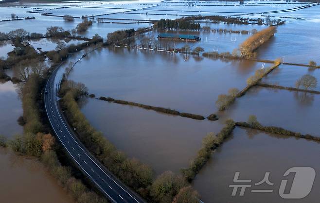 영국 뉴어크온트렌트 인근을 강타한 폭풍 헹크의 여파로 트렌트 강둑이 무너져 들판이 침수됐다. 2024.01.06/ ⓒ 로이터=뉴스1 ⓒ News1 권진영 기자