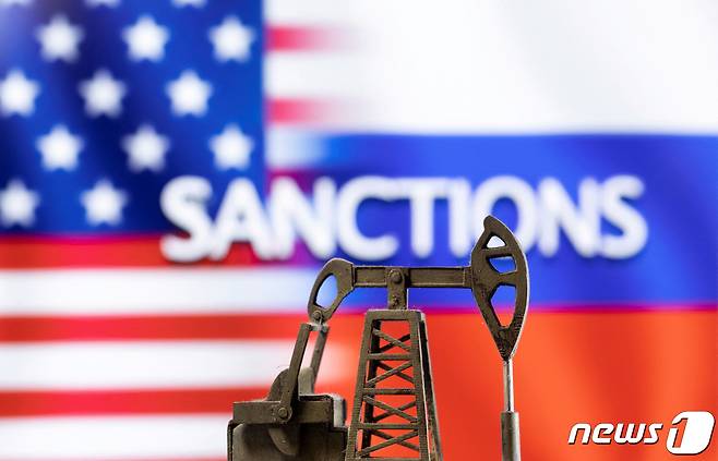 미국 성조기와 러시아 국기. 미국과 유럽은 러시아산 석유에 가격상한제를 적용하려 한다. ⓒ 로이터=뉴스1 ⓒ News1 정윤영 기자