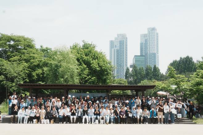 '2024 자사모 건강걷기 대회' 참가자들이 기념 촬영을 하고 있다.