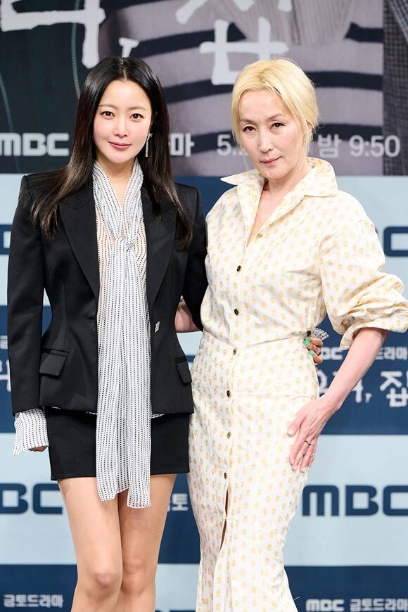 23일 오후 MBC 새 금토드라마 '우리, 집' 온라인 제작발표회가 진행됐다. 배우 김희선(왼쪽)과 이혜영은 극 중 며느리와 시어머니 관계로 등장한다. /MBC